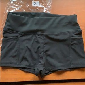 Yoga shorts with pockets
